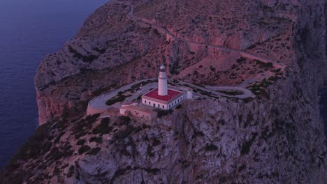 órbita-Aérea-Del-Faro-De-Cap-Formentor-Mallorca-Con-Hora-Dorada,-Aéreo