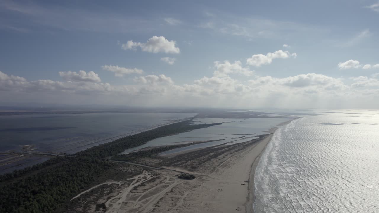 divjake-karavasta 자연 공원 위의 드론 비디오, 해변과 자연 공원 사이를 전진하는 정면 샷, 바다를 한쪽으로 남겨두기