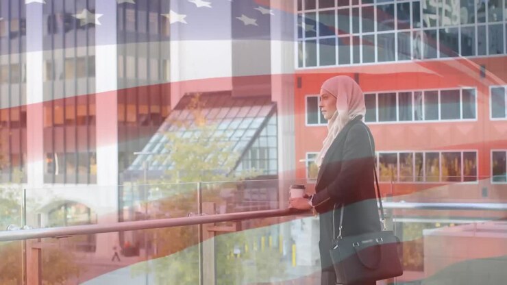 Animazione di una bandiera americana che sventola sopra una donna di etnia mista con hijab.
