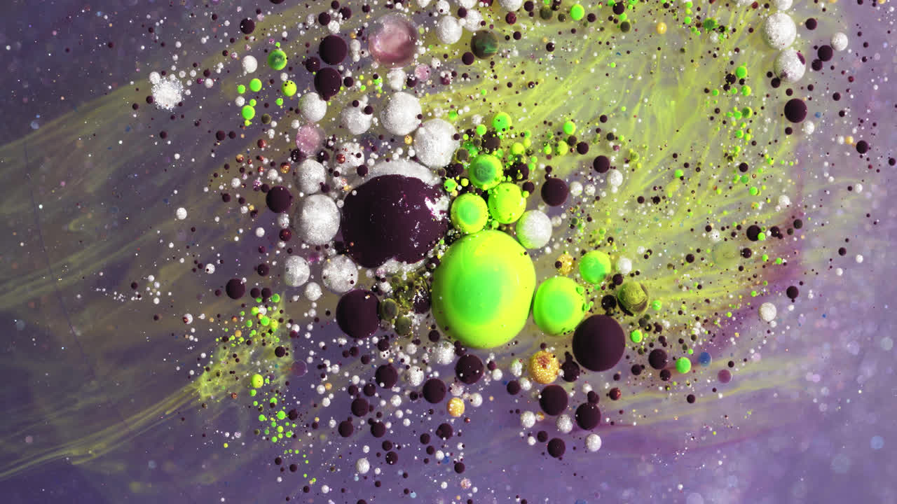 추상 유체 예술 액체 매크로 거품은 사이키델릭 대리석 잉크 입자 흐르는 효과로 물에 용해됩니다.