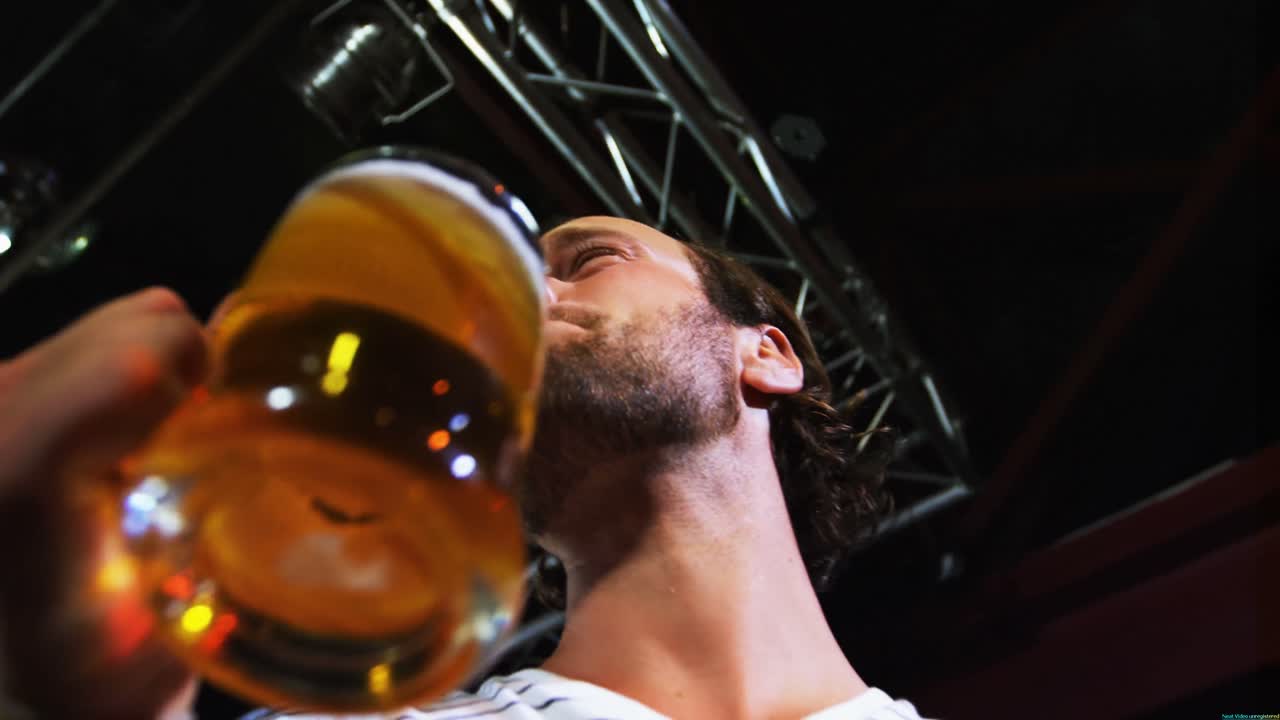 Uomo che beve birra
