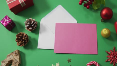 decoraciones de navidad con sobres y espacio de copia en fondo verde