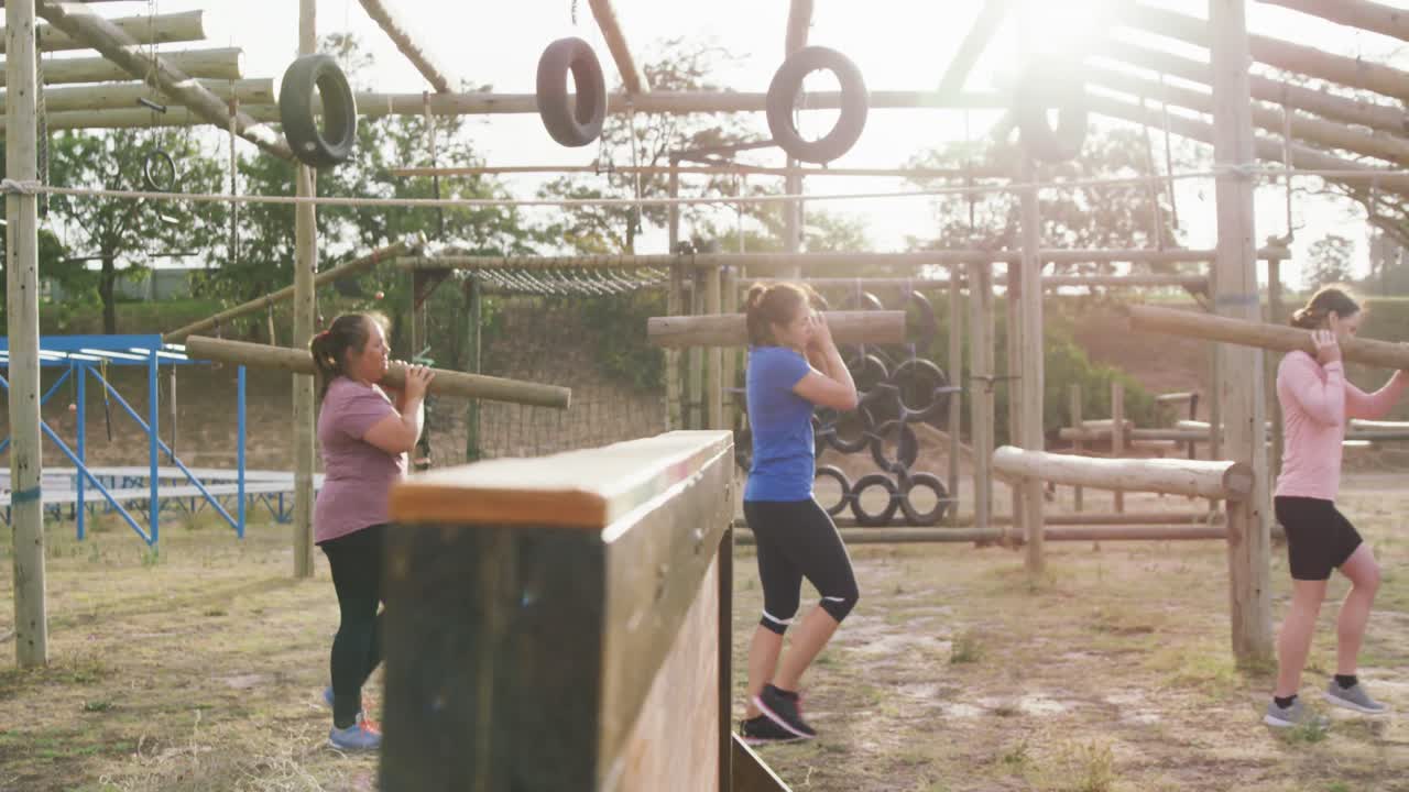 amigas disfrutando de hacer ejercicio en el campamento de entrenamiento juntas