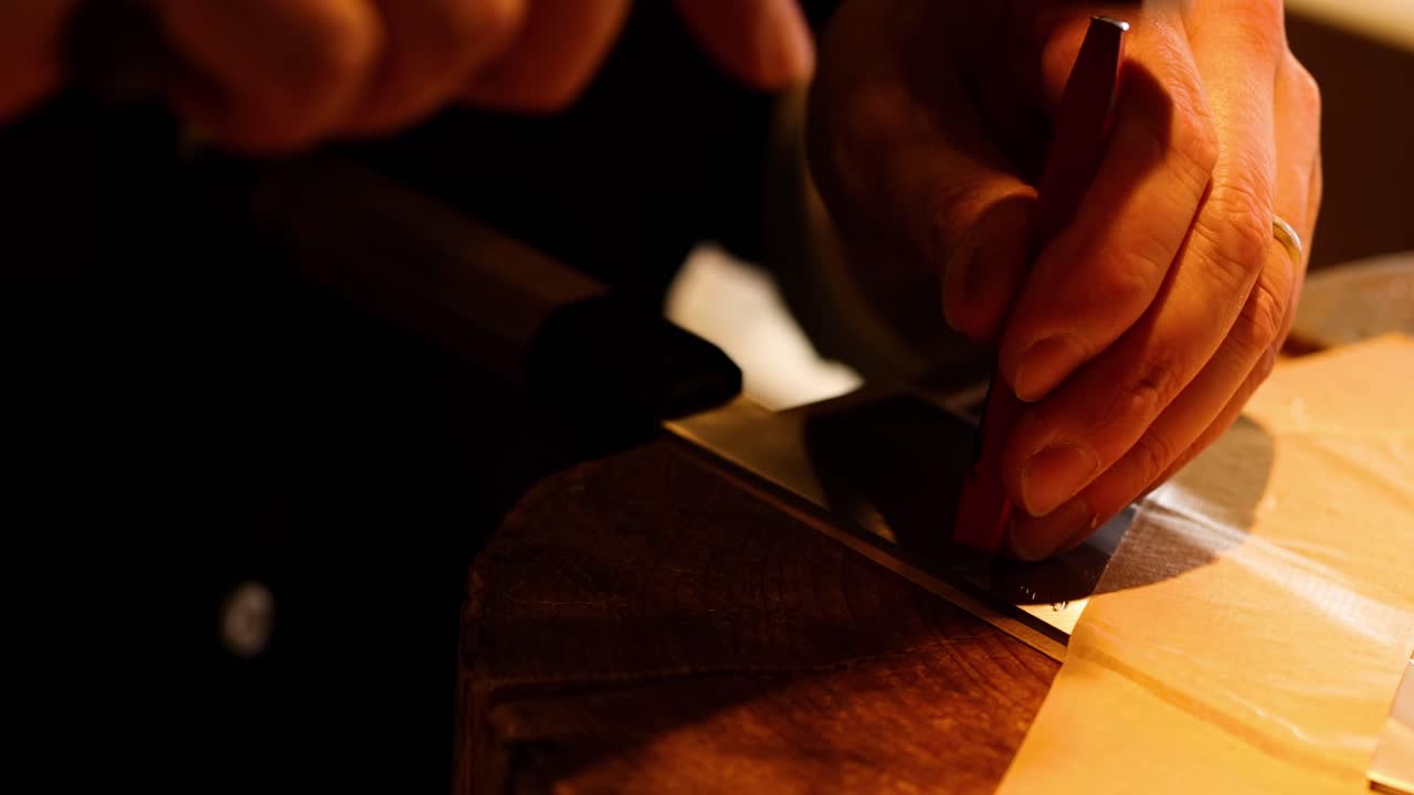 artesano formando una hoja de cuchillo con un martillo