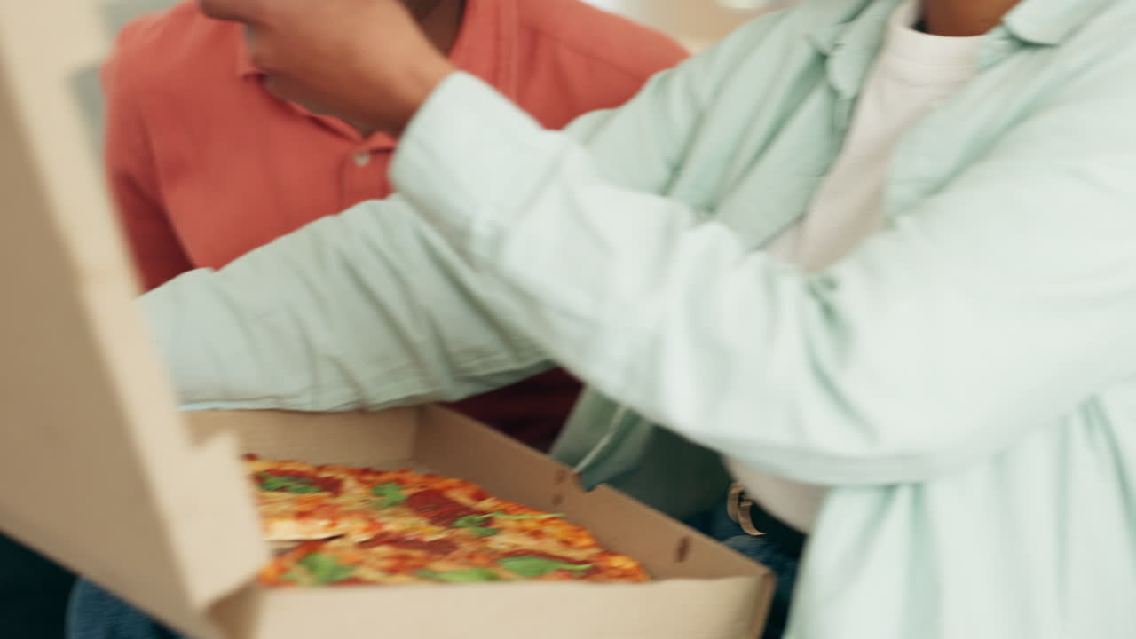 행복 한 아프리카 커플 이 함께 피자 를 먹고 있다