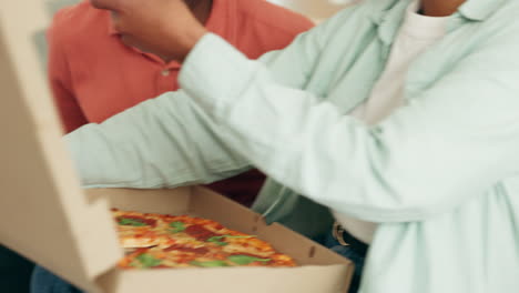una feliz pareja africana comiendo pizza juntos