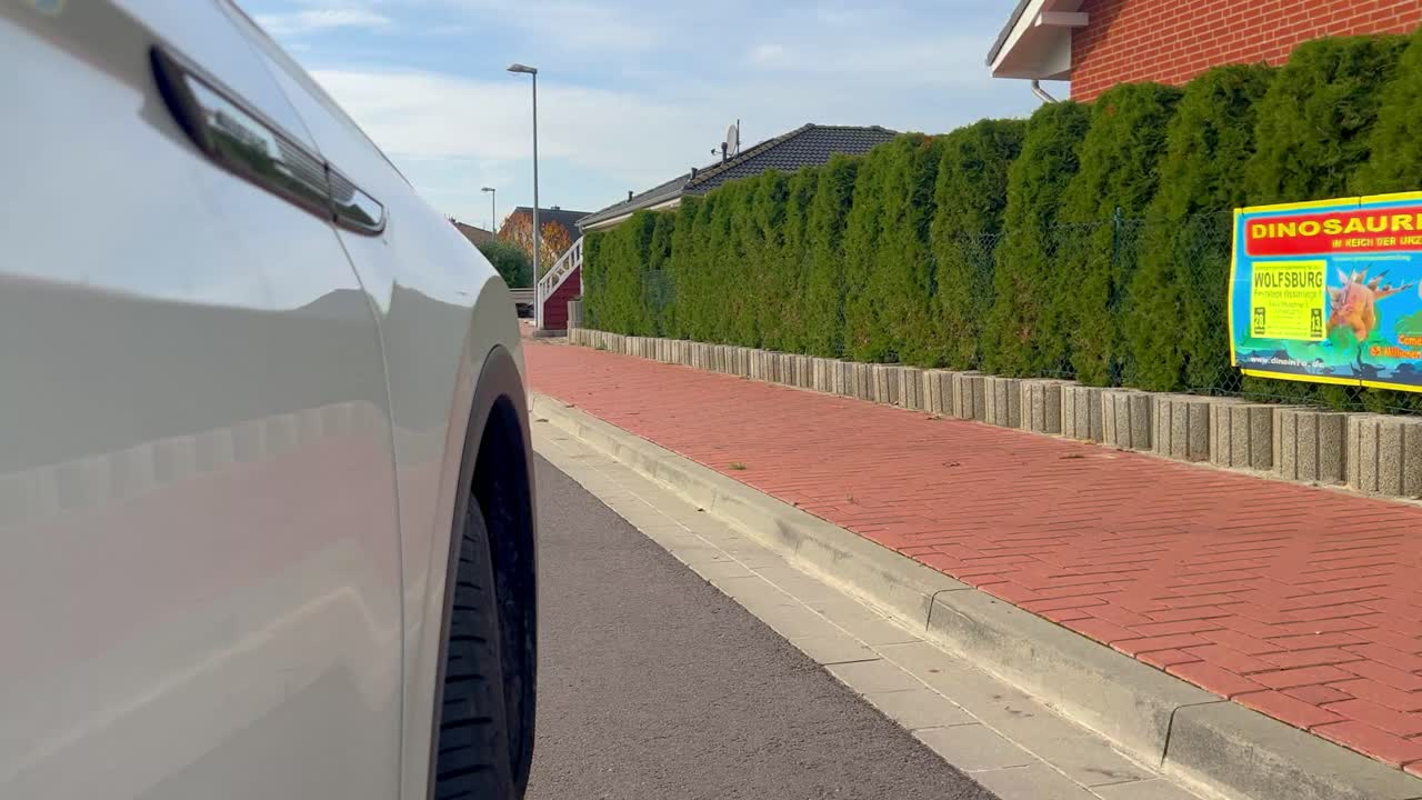 imágenes laterales de 4k de un automóvil conduciendo por una parte de la ciudad ideal para familias