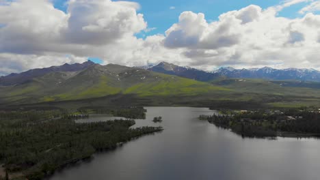 video de drones de 4k de montañas alrededor del lago otto cerca de healy, alaska en un día soleado de verano