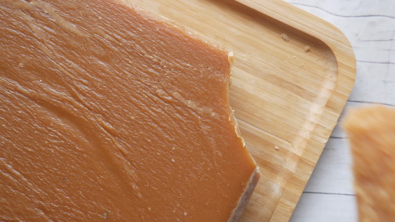 테이블에 Jaggery 전통 지팡이 설탕 큐브