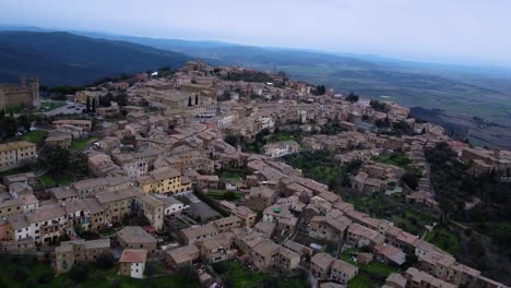 Luftaufnahme-Der-Mittelalterlichen-Stadt-Montalcino-In-Italien,-Historische-Festung,-Altstadt-Offenbaren