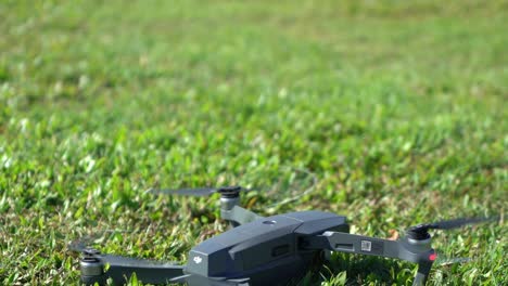 drone dji despegando en el parque en un día soleado