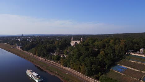 Großartiges-Luxus-Kreuzfahrtschiff-Auf-Einem-Ruhigen-Fluss