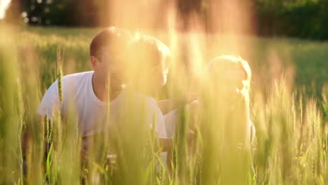 Frühlingsporträt-Von-Mutter-Und-Sohn-Am-Muttertag.