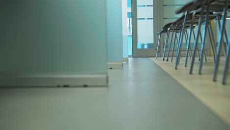 mujer con falda negra y zapatos de tacón camina a lo largo de la oficina