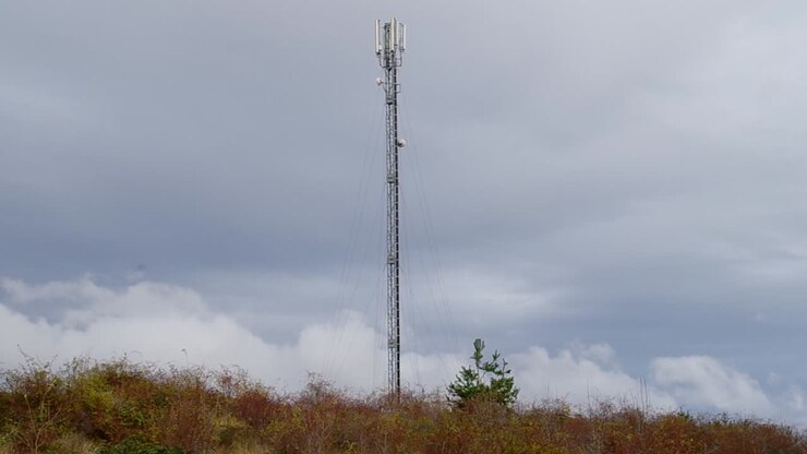 Antenna per telecomunicazioni. Movimento rapido delle nuvole.
