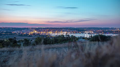 toma de ángulo alto de las casas de la ciudad costera en marsaxlokk, malta de la noche a la mañana en timelapse