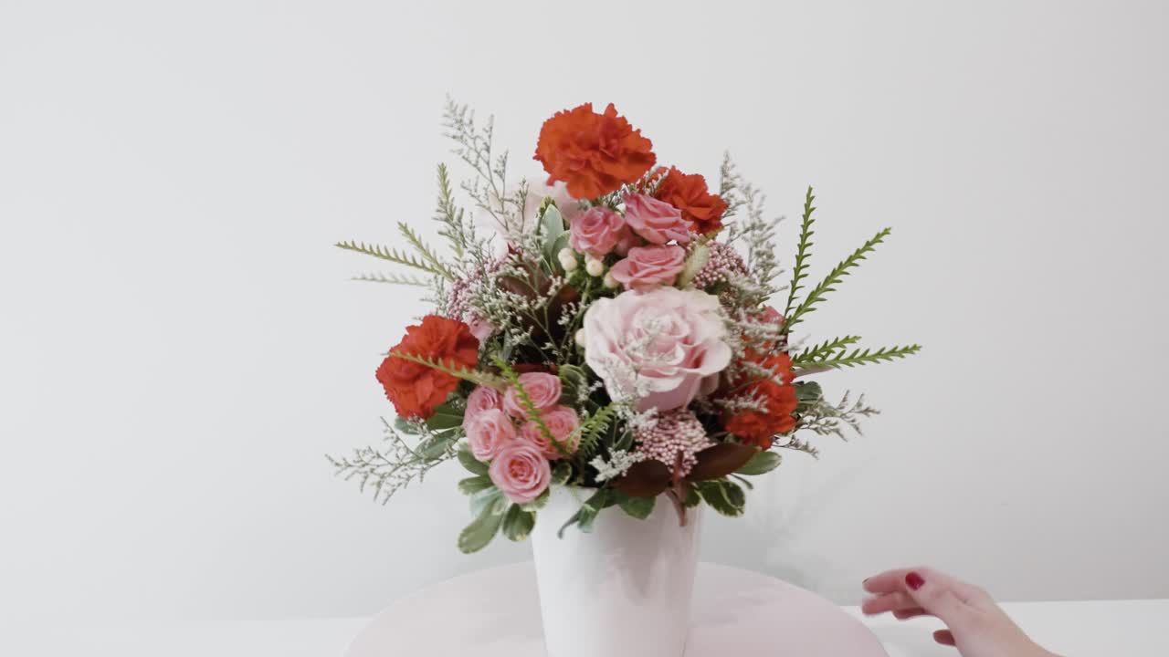 un arreglo de rosas girando