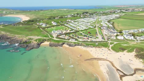 Bahía-Treyarnon-En-Cornualles-Desde-Un-Dron-Aéreo-Panorámica-Con-Playas-Vírgenes-Y-Sol-De-Verano,-Reino-Unido