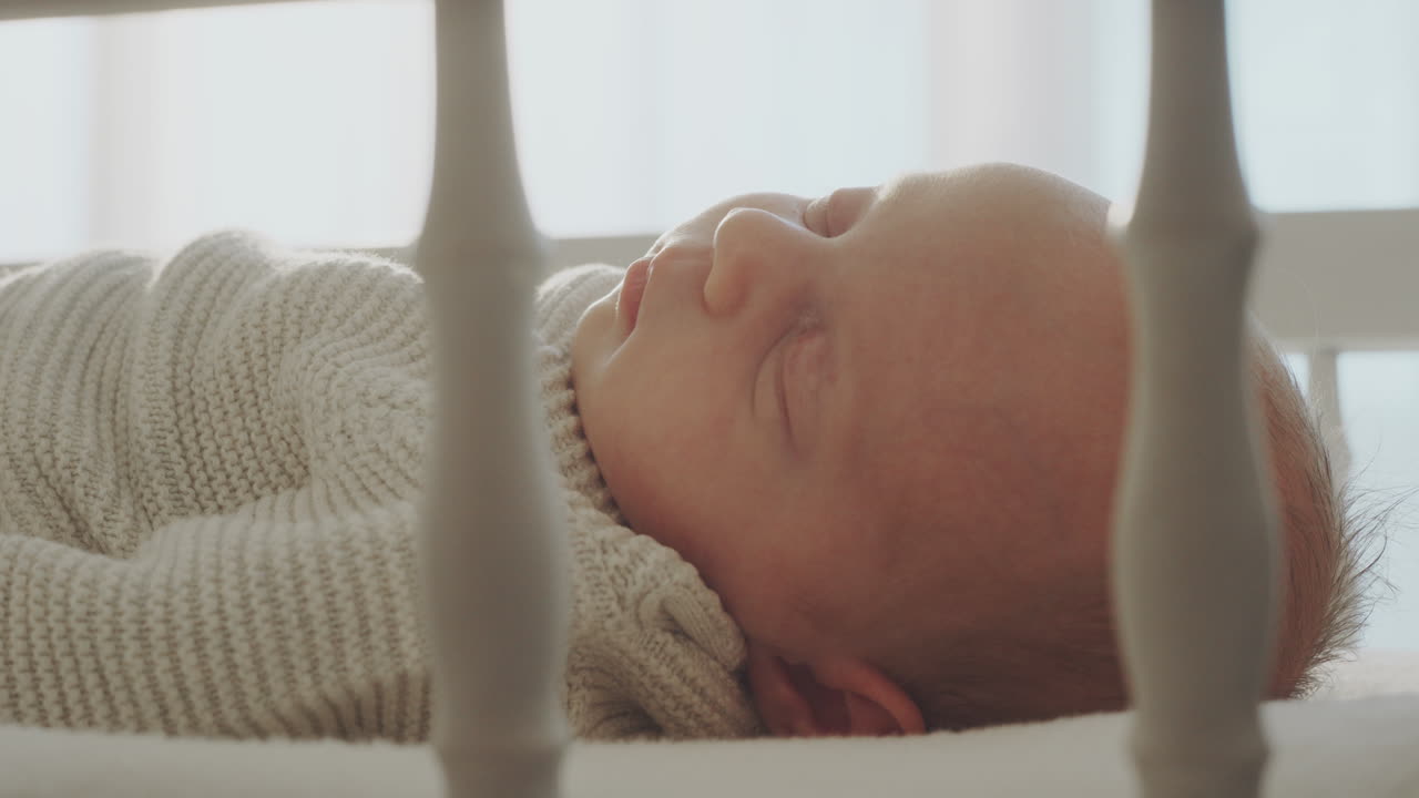 Bambino addormentato nella culla