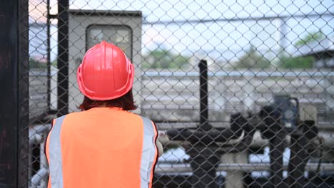 ingenieros ambientales trabajan en plantas de tratamiento de aguas residuales