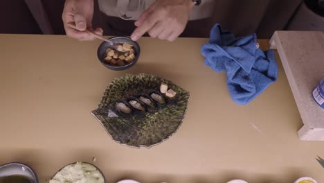 el chef preparando sushi