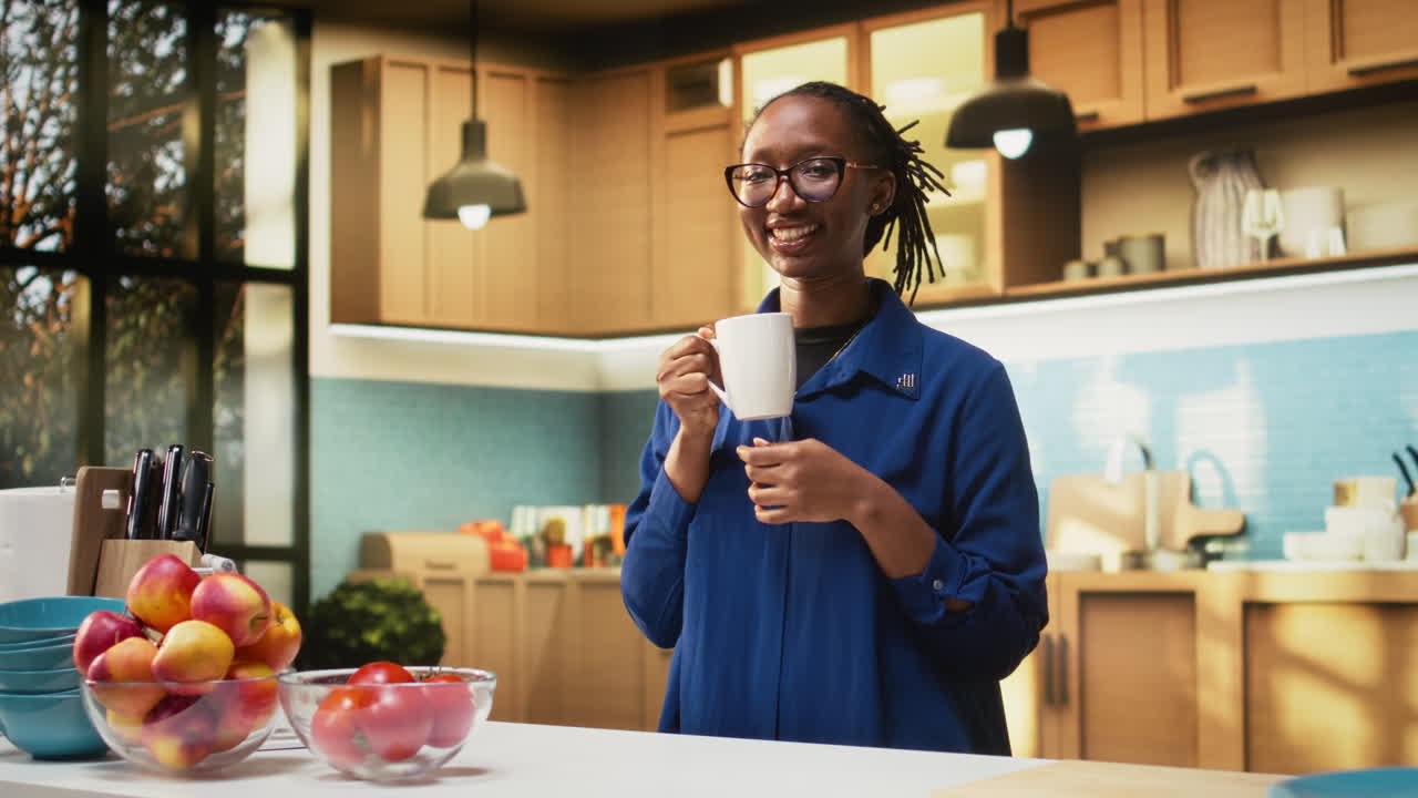 Ritratto di una gioiosa donna di colore che serve una colazione sana con dolci e caffè