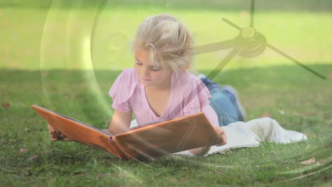 lectura de un libro en el césped, niño con una animación de reloj en el fondo