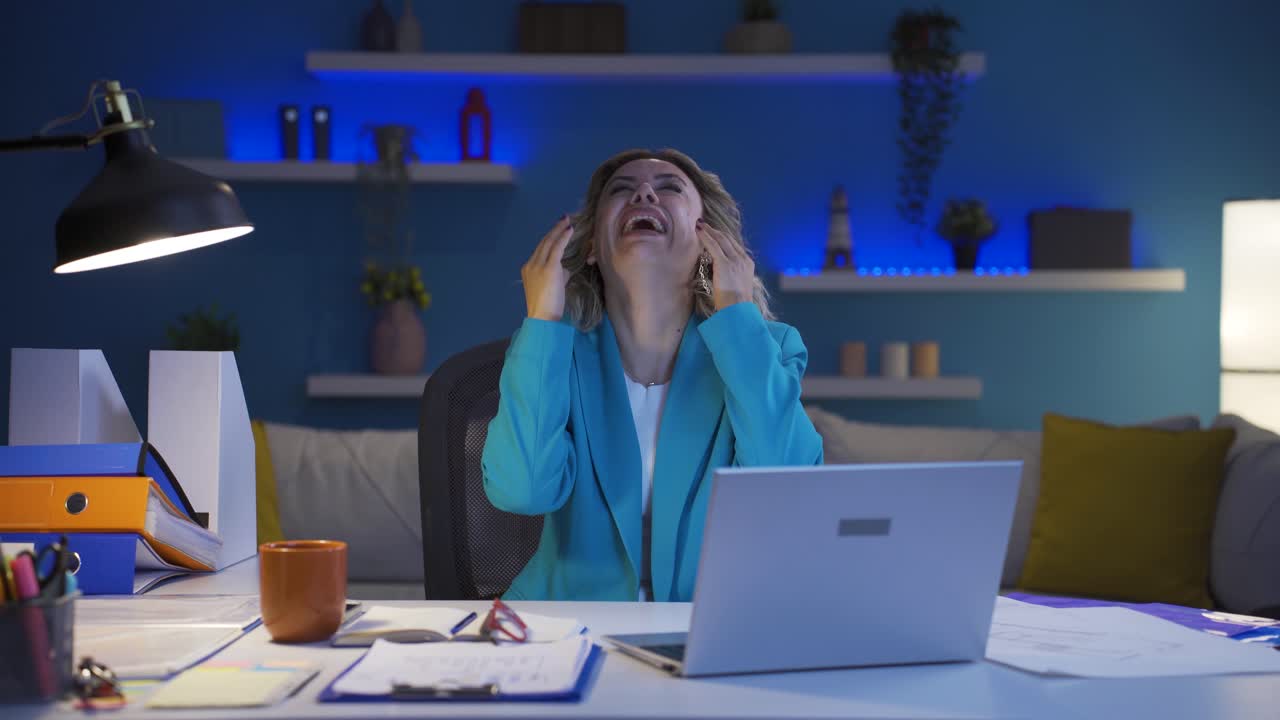 женщина, работающая на дому, испытывает нервный срыв.