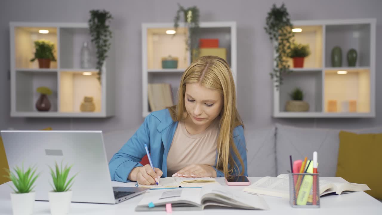 la estudiante con un problema de tiempo es quisquillosa.