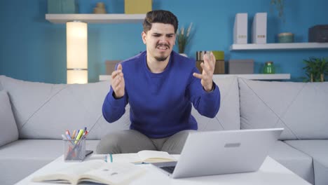 el joven que infecta la computadora con un virus como resultado de una operación incorrecta está molesto.