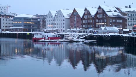 pan del puerto de tromso en noruega reflejado en el agua
