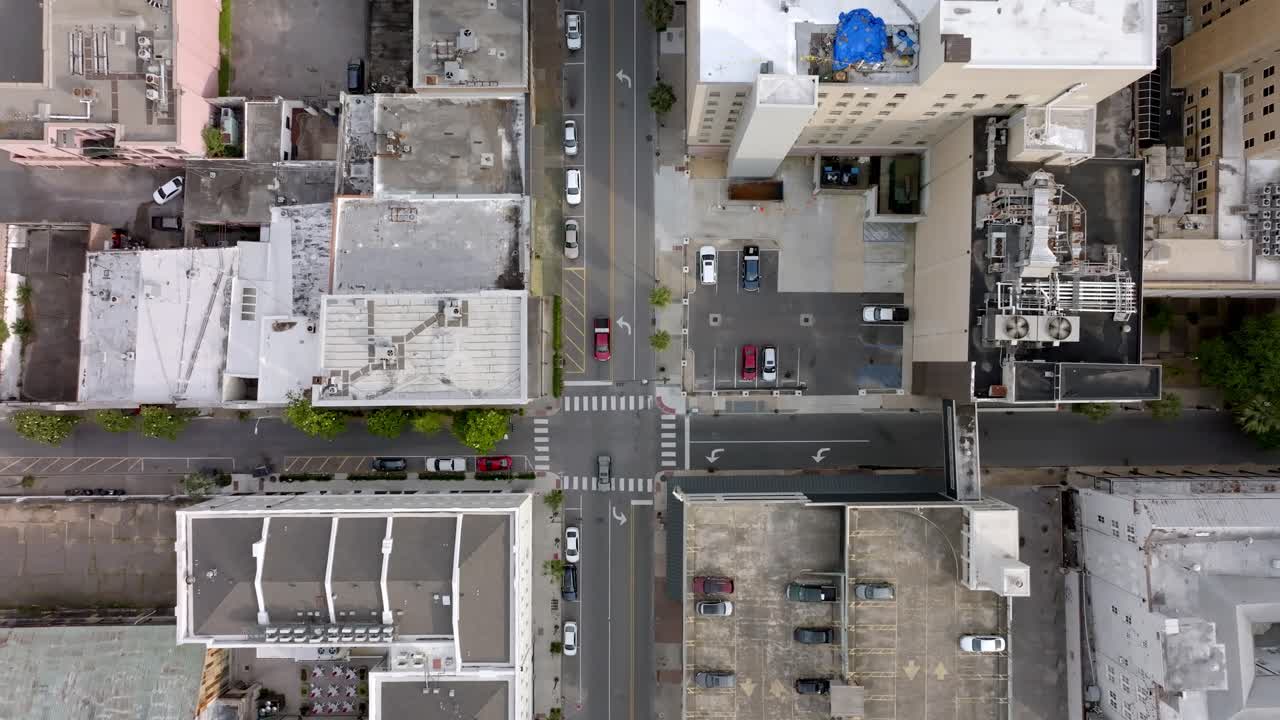 vista aérea de drones de la intersección en el centro de mobile, alabama con video estable
