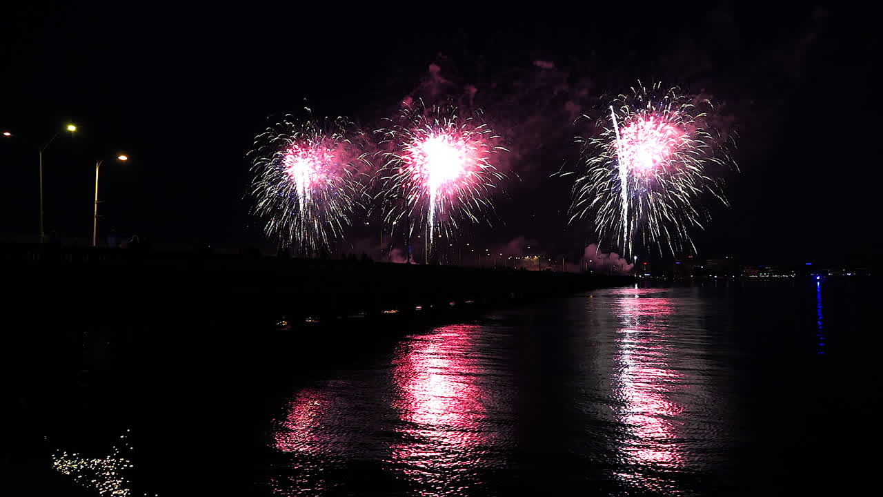un espectáculo de fuegos artificiales sobre el agua marca una gran fiesta 3