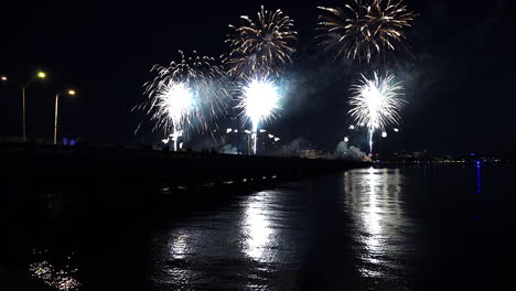 Ein-Feuerwerk-über-Dem-Wasser-Markiert-Einen-Großen-Feiertag-3