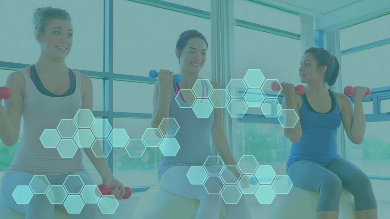 체육관에서 무게로 운동하는 다양한 여성에 대한 데이터 처리의 애니메이션