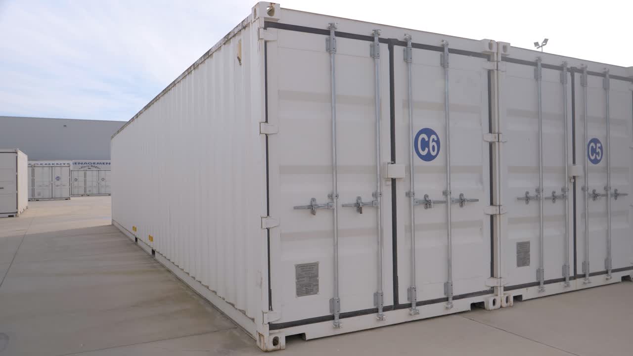 프랑스로 선적될 준비가 된 거대한 컨테이너