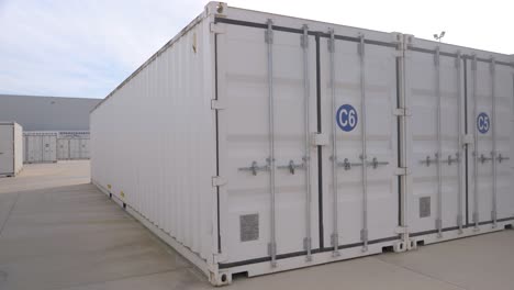 enormi container pronti per essere spediti in francia