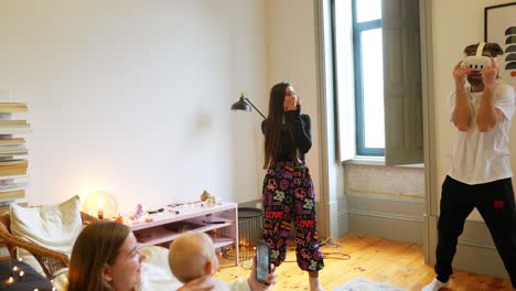 pareja jugando a un juego de realidad virtual en casa