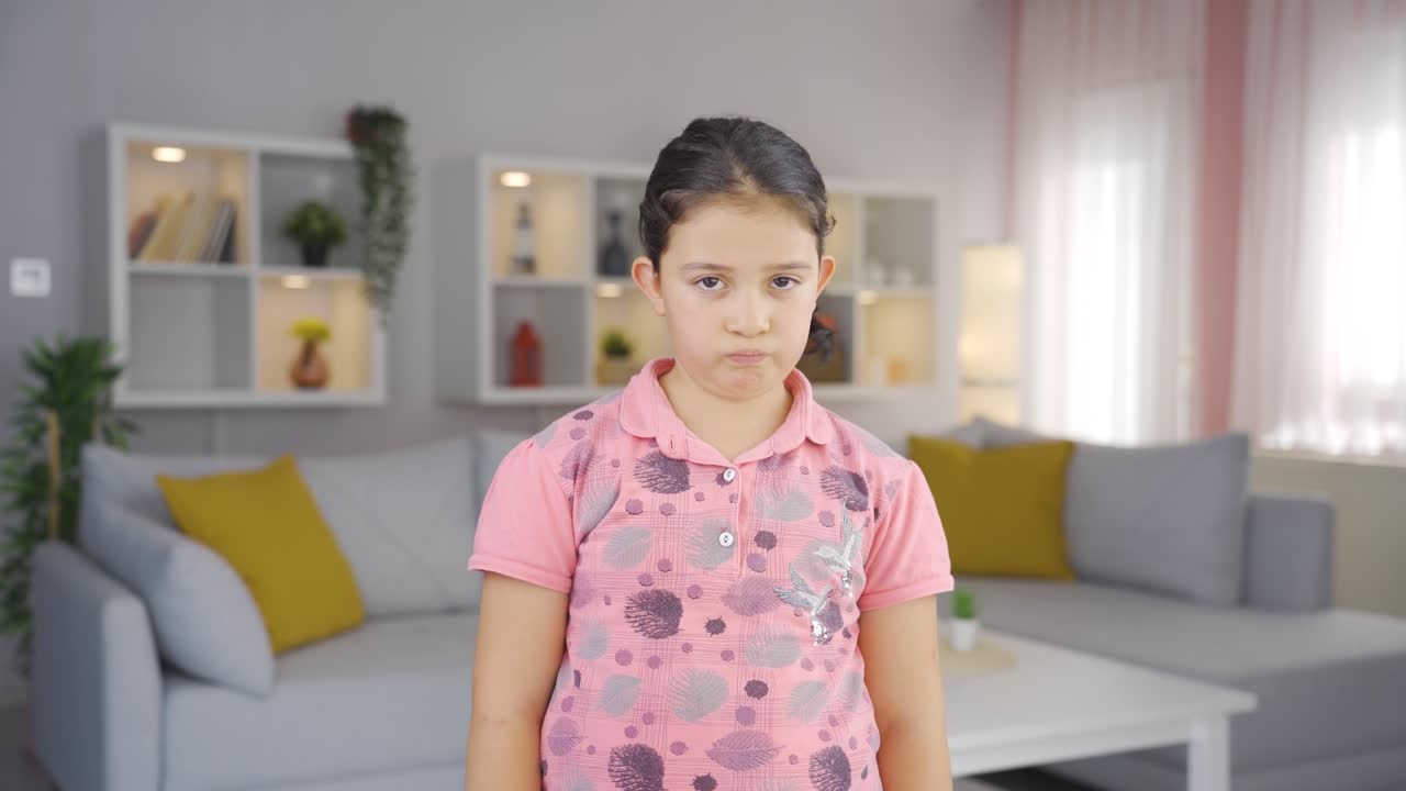 la niña a la que no le gustan las noticias que escucha no aprueba.