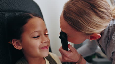 Optometría,-Médico-Y-Niño-Para-Examen-Ocular-En-El-Consultorio