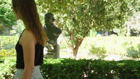 hermosas mujeres están pasando por un jardín en carterhouse de valldemossa, el pueblo más alto de mallorca
