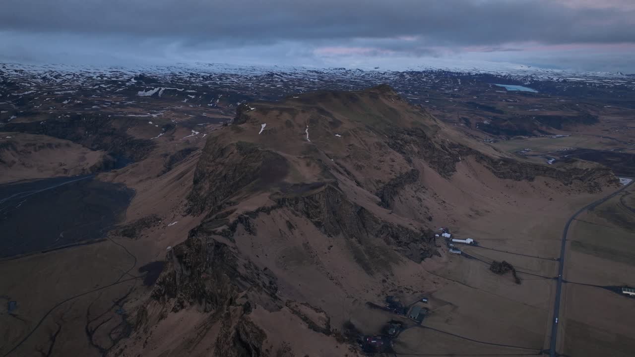 vista panorámica aérea del paisaje sobre los picos de las montañas de islandia, con un espectacular paisaje de nubes nocturnas