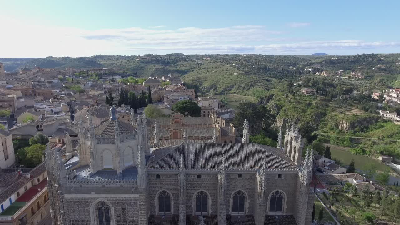 산 후안 데 로스 레예스 수도원과 스페인 톨레도 전망의 공중 비디오