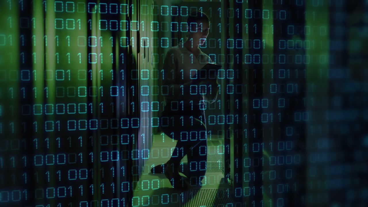 animación de procesamiento de datos de codificación binaria sobre ingeniera de ti caucásica por servidores de computadora