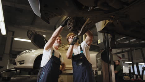 reparación y mantenimiento de automóviles por mecánicos