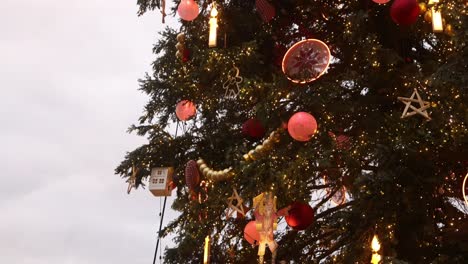 Riesige-Handgefertigte-Ornamente-Hängen-In-Einem-Riesigen-Weihnachtsbaum-Auf-Dem-Festlichen-Weihnachtsmarkt-In-Straßburg,-Frankreich,-Europa