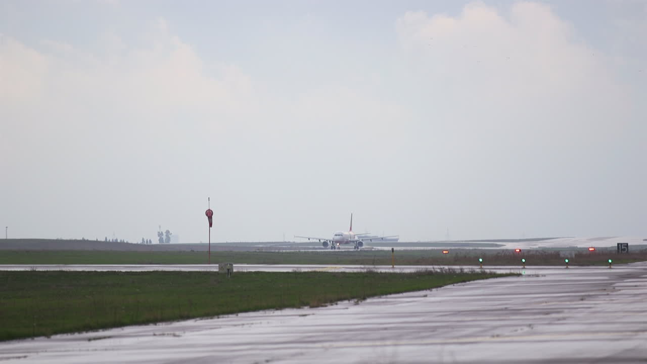 활주로에 비행기가 날 준비