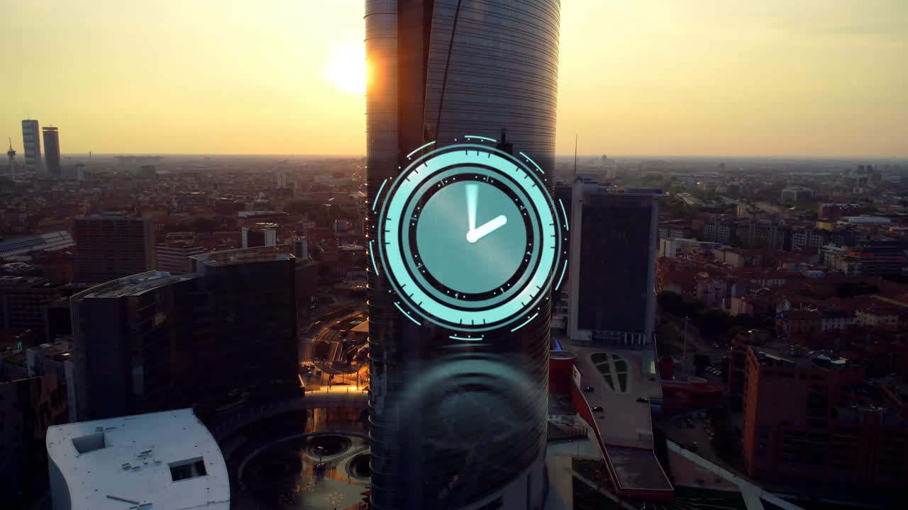 animación de manos giratorias en el reloj sobre los edificios de la ciudad moderna al atardecer
