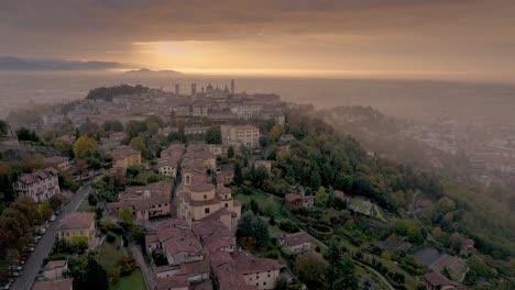 Toma-Aérea-Larga-De-Bérgamo-Alta-Durante-Una-Situación-De-Luz-Encantadora