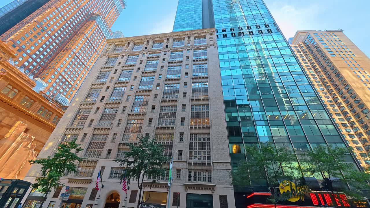 New York, USA, 1 aprile 2026: Vista dal basso di architettura storica e moderna a Midtown Manhattan. Alti edifici residenziali e commerciali contro un cielo azzurro e limpido a New York City